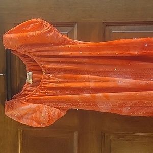 Has an elastic waste. Beautiful shirt